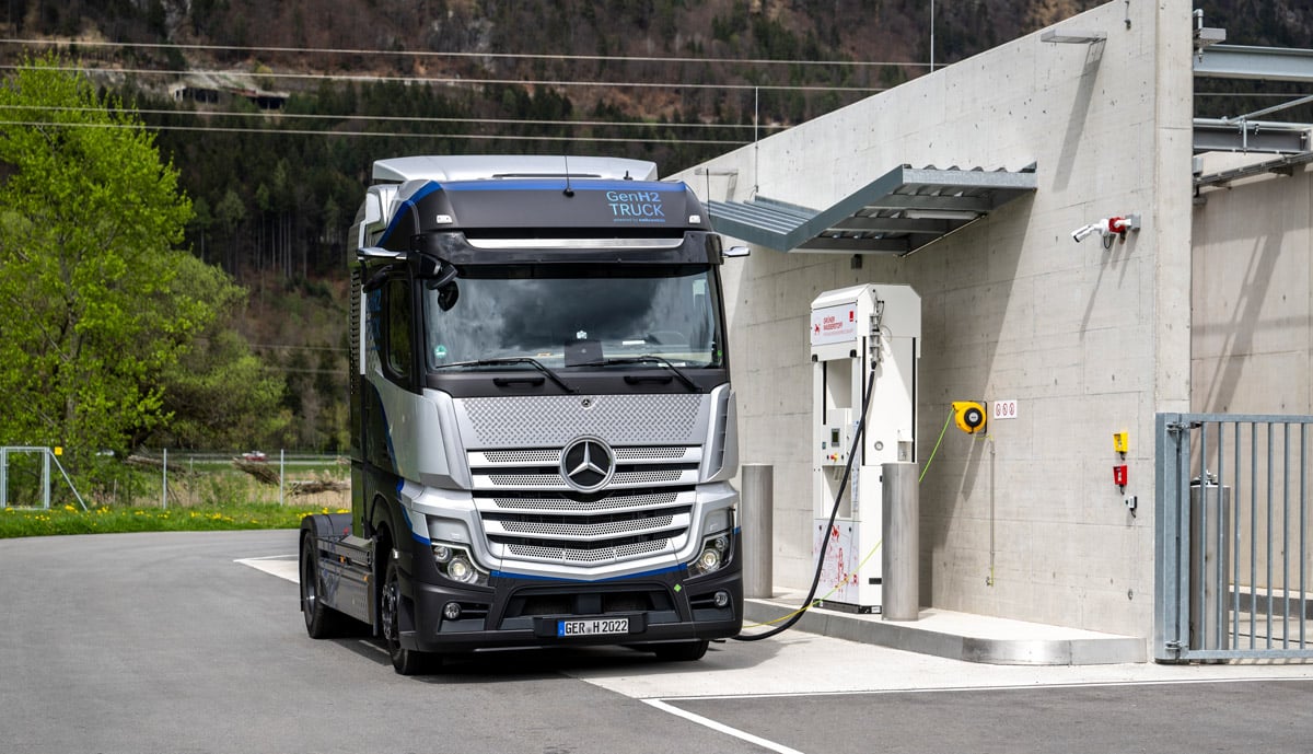 Mercedes-Wasserstoff-Lkw-tankt