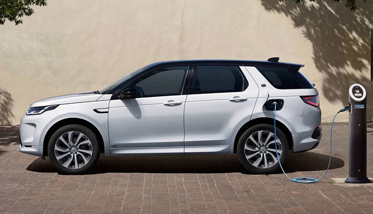 Range-Rover-Plug-in-Hybrid-laedt