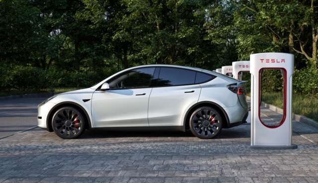 Tesla-Model-Y-laedt-an-Supercharger