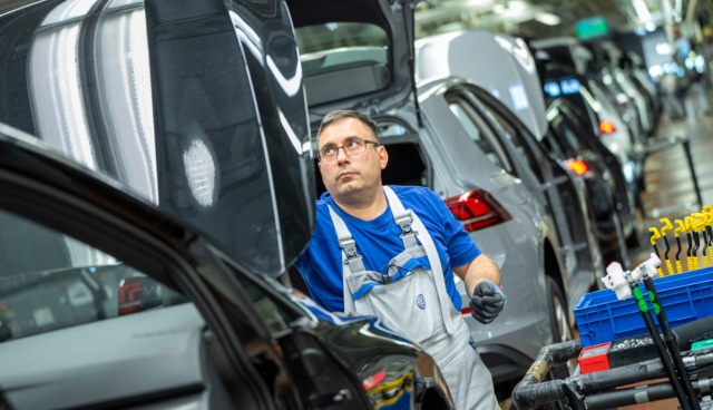 Volkswagen-Werk-Wolfsburg,-Golf-Produktion-