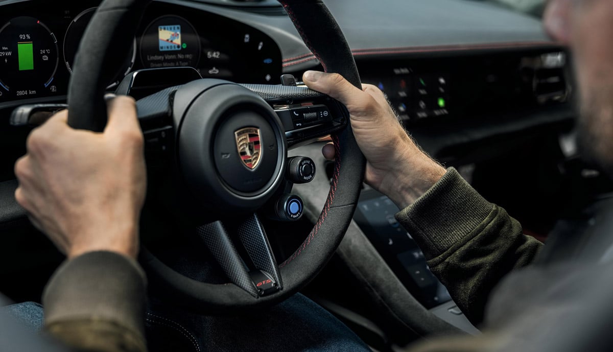 E-Shift erweitert den Taycan um virtuelle Gangwechsel, Drehzahlmesser und Sound. Die Performance des Elektroautos bleibt damit unverändert.