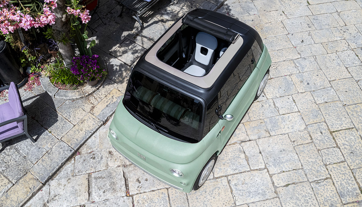 Fiat erweitert den Topolino Dolcevita um ein Stoffverdeck. Der elektrische L6e-Zweisitzer leistet 6 kW und erreicht bis zu 75 km Reichweite.