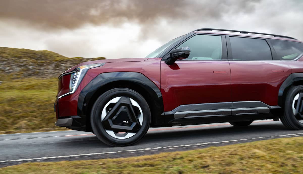 Experten sehen die Ursache für Schlaglöcher in England nicht bei Elektroautos, sondern beim Klimawandel und mangelnder Wartung der Straßen. Experten debattieren über Straßenschäden durch E-Autos