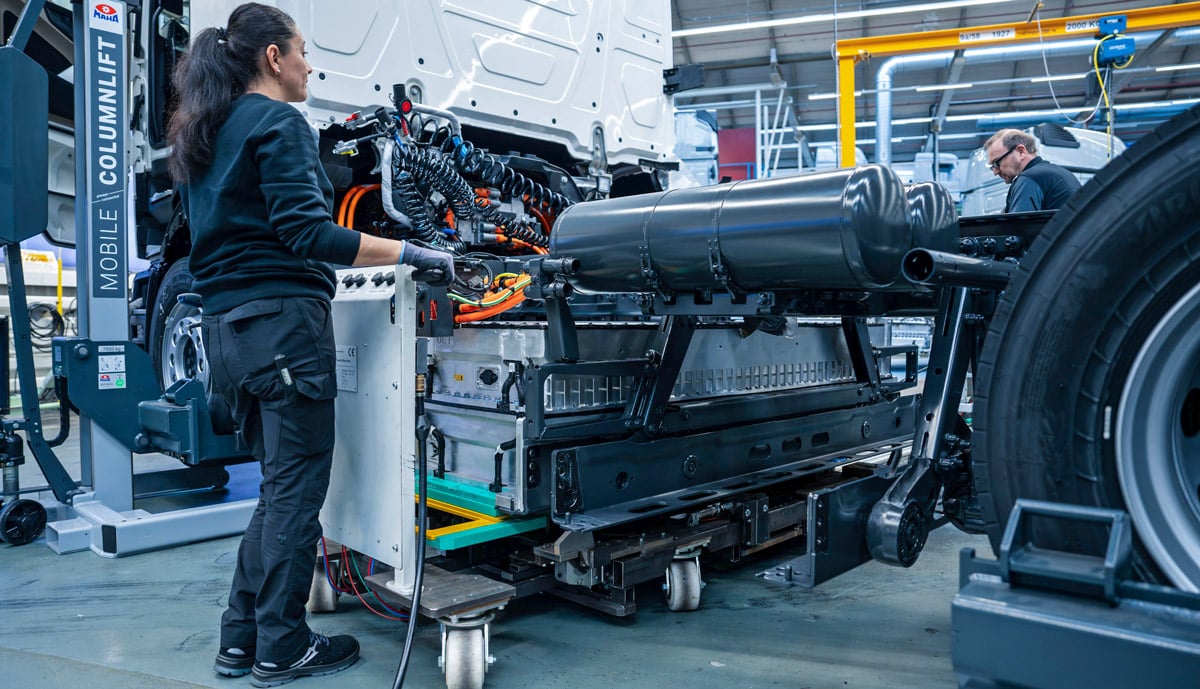 Der Daimler-Truck-Betriebsrat fordert mutigere Batterie-Investitionen, um die Abhängigkeit von China bei wichtigen Technologien zu senken.