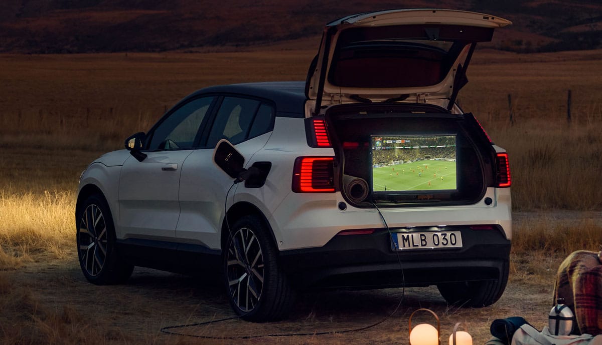 Mit dem neuesten drahtlosen Software-Update erhält das kompakte elektrische Premium-SUV Volvo EX30 eine Vehicle-to-Load-Funktion (V2L).