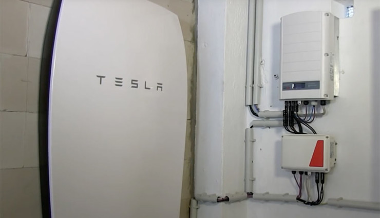 Dezentrale Energieversorgung: Erste Tesla Powerwall hängt am LichtBlick-Schwarm