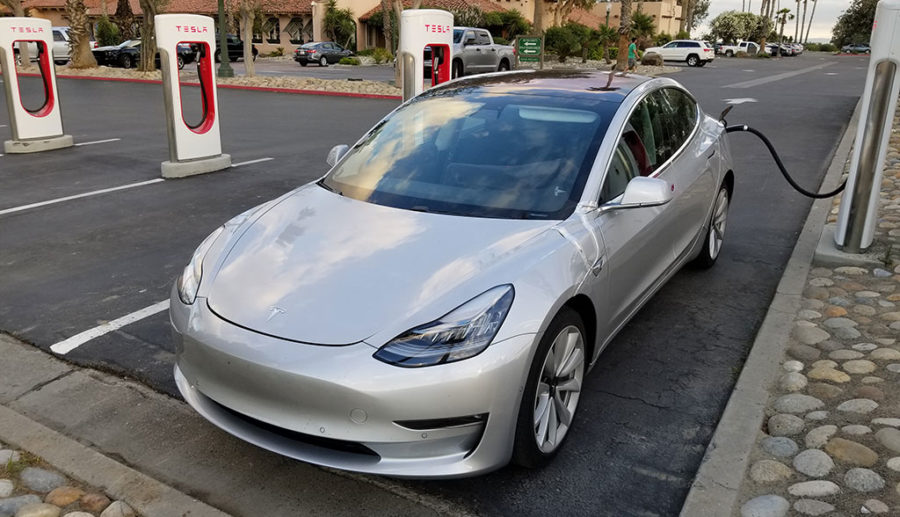 Tesla Model 3 beim Laden (30+ Bilder) und neues Video